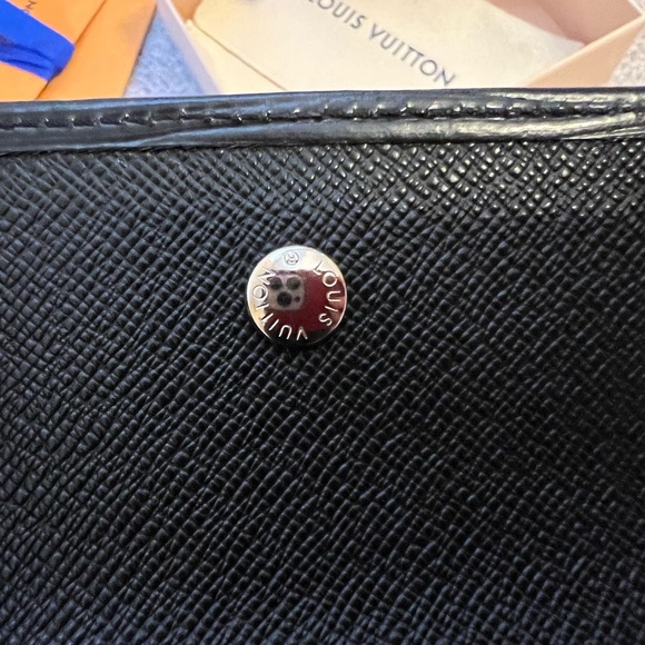 Louis Vuitton 6 KEY HOLDER in Epi Leather - Picture 9 of 9